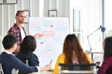 Genç işadamı sunu üzerinde gelecek planları onun meslektaş ofis için