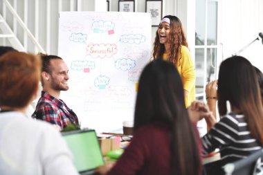 Genç Asyalı işkadını neşeli iş planları ofis arkadaşları için sunu