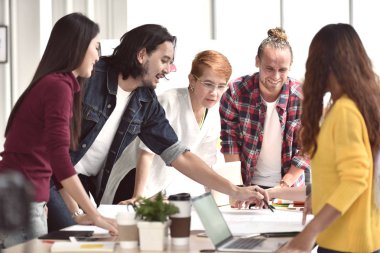 Tartışma ve paylaşım ofisinde toplantıda görüş genç businesspersons Grup