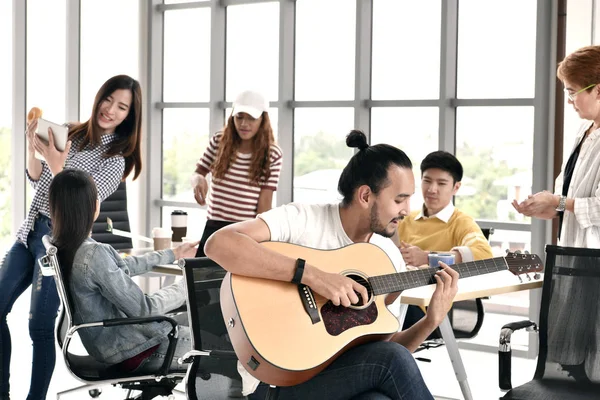 Groep Voor Bedrijfspersonen Ontspannen Gitaar Spelen Chatten Tijdens Pauzetijd Kantoor — Stockfoto