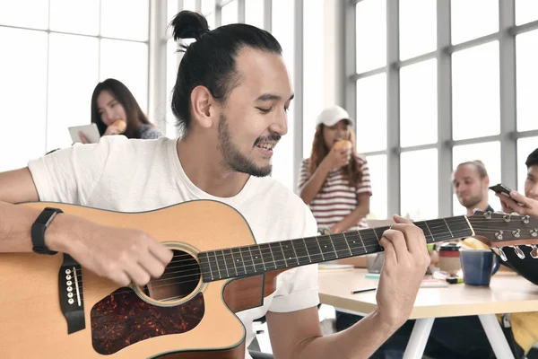 Group Business Persons Relaxing Playing Guitar Chatting Break Time Office — Stock Photo, Image