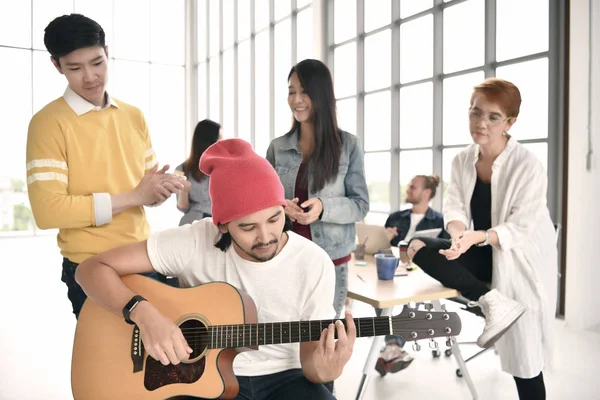 Rahatlatıcı, gitar çalmak ve mola sırasında ofiste sohbet iş kişilerdir