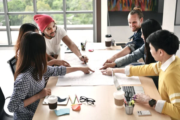 Tartışma ve paylaşım ofisinde toplantıda görüş genç businesspersons Grup