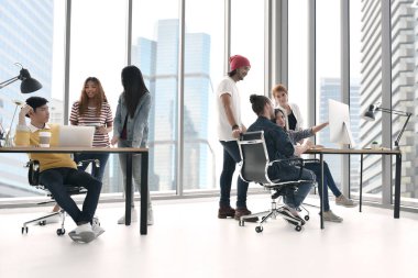 İş vasıl yazıhane tartışırken businesspersons Grup