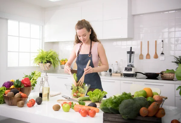 Healthy Young Woman Kitchen Preparing Vegetables Healthy Meal Salad — Stock Photo, Image