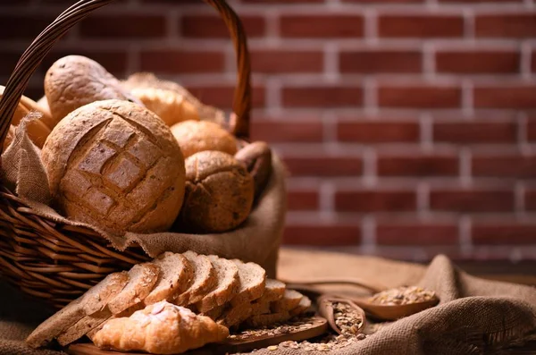 Хліб Рулони Плетеному Кошику Мішковині — стокове фото
