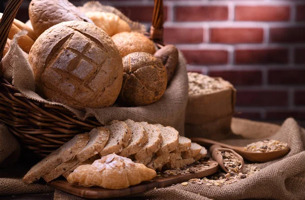 Pain Rouleaux Dans Panier Osier Sur Sac Toile Jute — Photo