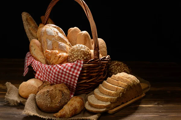 Pão Rolos Cesta Vime Saco Serapilheira — Fotografia de Stock