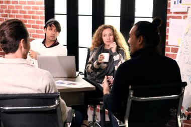 Grup businesspersons yaratıcı iş iş ofiste tartışıyor