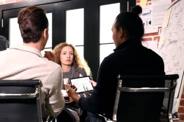 Grup businesspersons yaratıcı iş iş ofiste tartışıyor