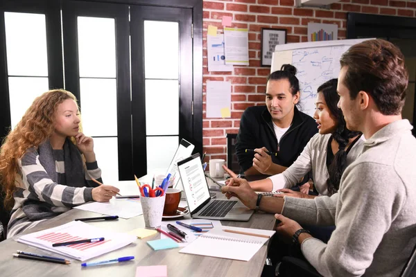 Grupo Empresarios Negocios Creativos Discutiendo Trabajo Oficina —  Fotos de Stock