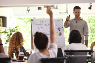 Sunu üzerinde gelecek planları için meslektaşları ofisinde iş adamı