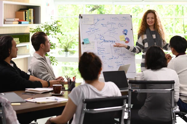 Joven Mujer Negocios Dando Una Presentación Sobre Los Planes Futuros —  Fotos de Stock