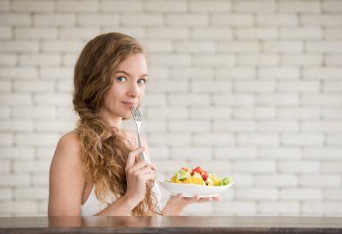 Salata kasesi tutan el ile neşeli duruşlar güzel genç kadın 