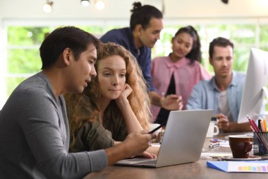 Grup businesspersons yaratıcı iş iş ofiste tartışıyor