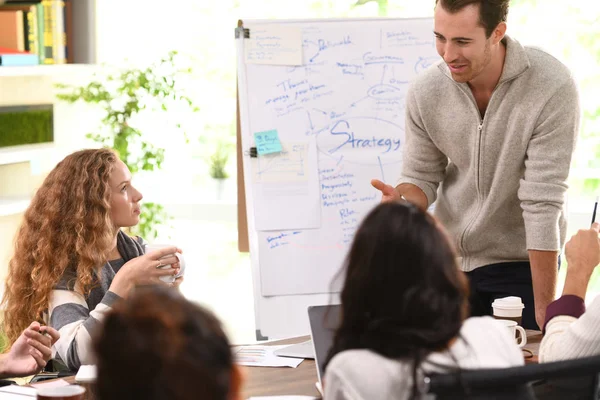 Grupo Empresarios Negocios Creativos Discutiendo Trabajo Oficina —  Fotos de Stock