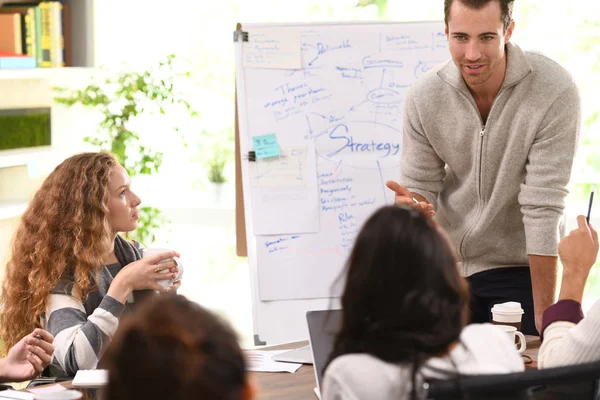 Grupo Empresarios Negocios Creativos Discutiendo Trabajo Oficina —  Fotos de Stock