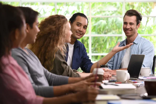 Grupo Empresarios Negocios Creativos Discutiendo Trabajo Oficina —  Fotos de Stock