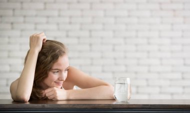 Sürahi ve bardak içme suyu yan neşeli duruşlar güzel genç kadın