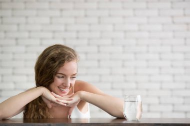 Sürahi ve bardak içme suyu yan neşeli duruşlar güzel genç kadın