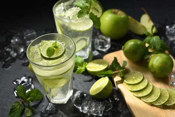 Taze limonata limon ve nane üstüne bir bardak