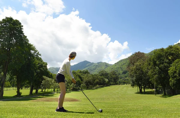Mujer Asiática Joven Jugando Golf Hermoso Campo Golf Natural — Foto de Stock