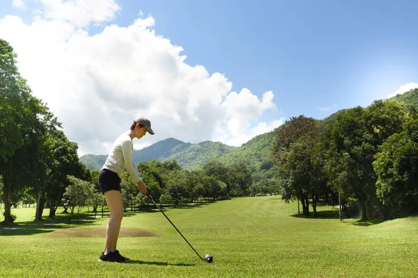 Mujer Asiática Joven Jugando Golf Hermoso Campo Golf Natural — Foto de Stock