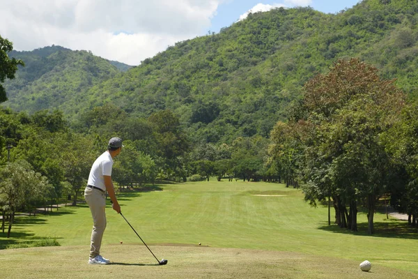 Joven Hombre Asiático Jugando Golf Hermoso Campo Golf Natural — Foto de Stock