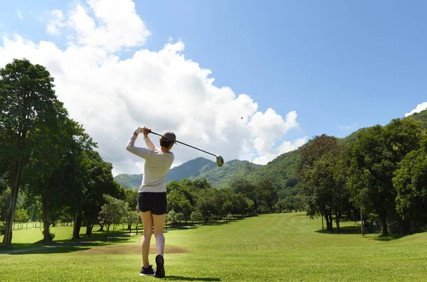 Mujer Asiática Joven Jugando Golf Hermoso Campo Golf Natural — Foto de Stock