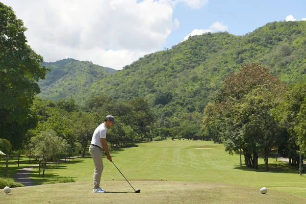 Junger Asiatischer Mann Spielt Golf Auf Einem Schönen Natürlichen Golfplatz — Stockfoto