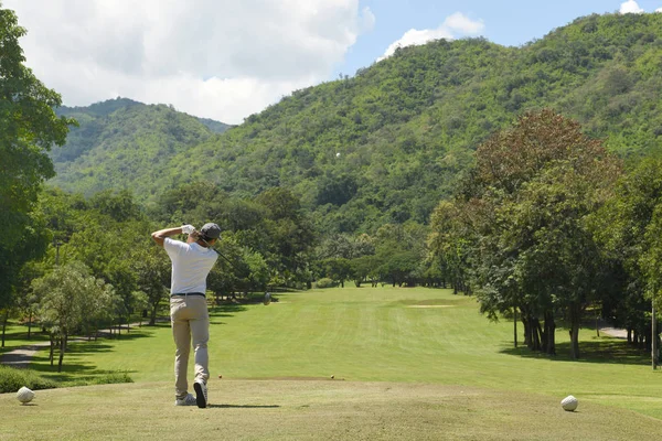 Joven Hombre Asiático Jugando Golf Hermoso Campo Golf Natural —  Fotos de Stock
