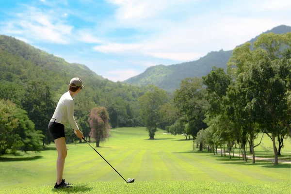 Mujer Asiática Joven Jugando Golf Hermoso Campo Golf Natural —  Fotos de Stock