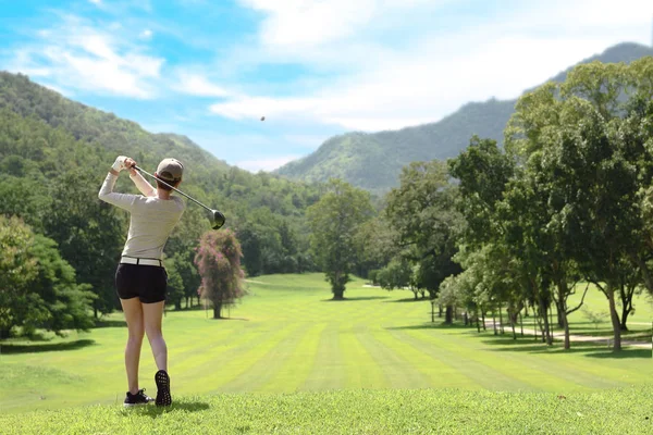 Mujer Asiática Joven Jugando Golf Hermoso Campo Golf Natural —  Fotos de Stock