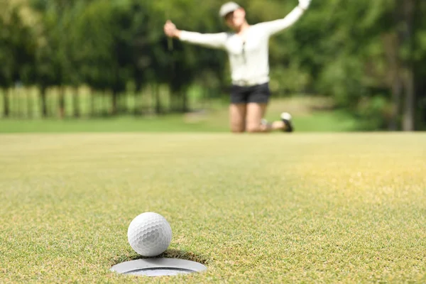 Kvinnan Golfare Jublar Efter Golfboll Golfgreen — Stockfoto