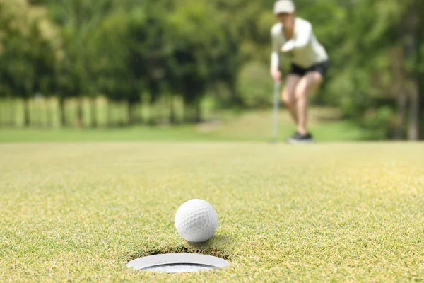 Vrouw Golfer Juichen Een Golfbal Een Groene Golf — Stockfoto