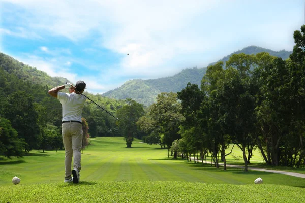 若い男の美しい自然なゴルフコースで ゴルフ — ストック写真