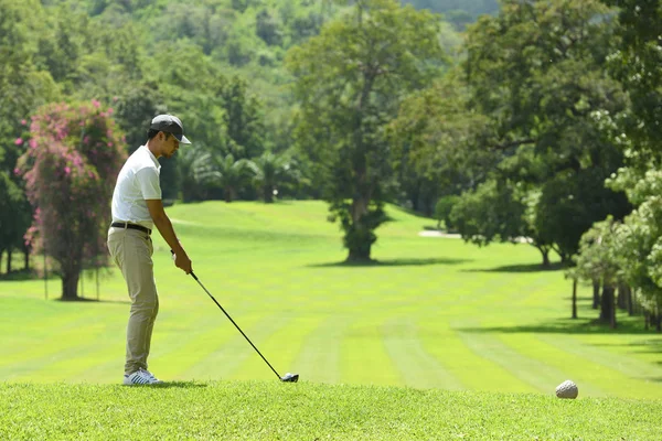 Mladý Muž Hraje Golf Krásné Přírodní Golfové Hřiště — Stock fotografie