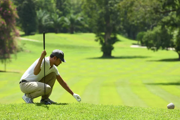 Jonge Man Spelen Golf Golfbaan Een Prachtige Natuurlijke — Stockfoto