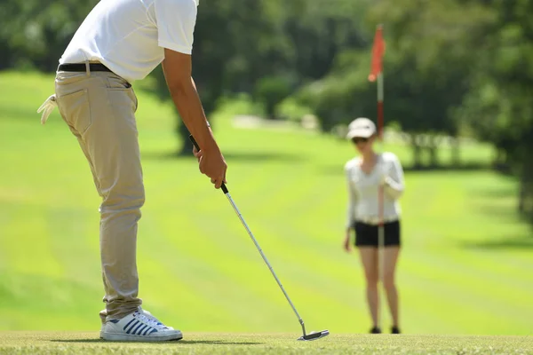 Férfi Játszik Golf Egy Gyönyörű Természetes Golfpálya — Stock Fotó