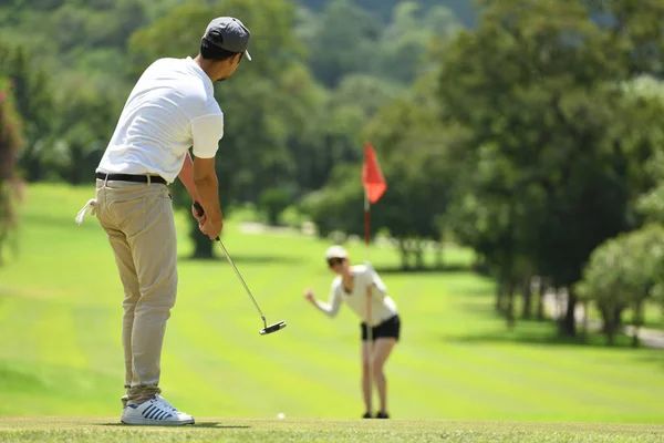 Férfi Játszik Golf Egy Gyönyörű Természetes Golfpálya — Stock Fotó