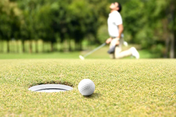 Man Golfspelare Jublar Efter Golfboll Golfgreen — Stockfoto