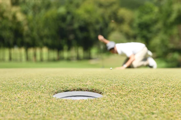 Hombre Golfista Check Línea Para Poner Pelota Golf Hierba Verde — Foto de Stock