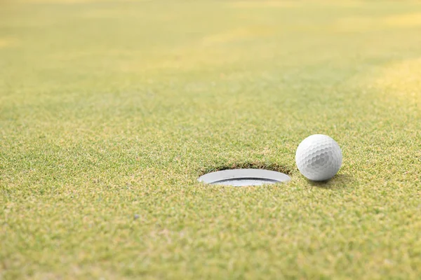 Bola Golfe Buraco Golfe Grama Verde Com Espaço Cópia — Fotografia de Stock