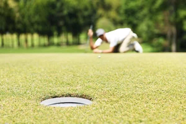 Man Golfspelare Kontrollera Linjen För Att Sätta Golfboll Grönt Gräs — Stockfoto