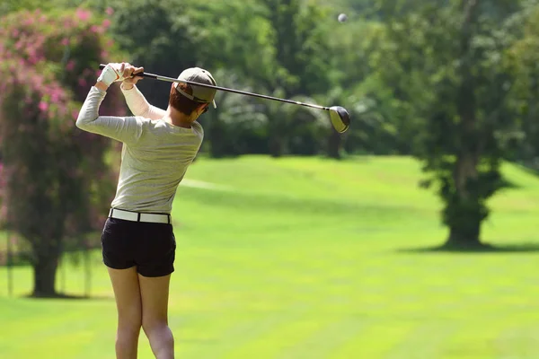 Vrouw Golfen Een Prachtige Natuurlijke Golfbaan — Stockfoto