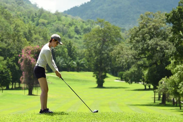 Aziatische Vrouw Golfen Een Prachtige Natuurlijke Golfbaan — Stockfoto