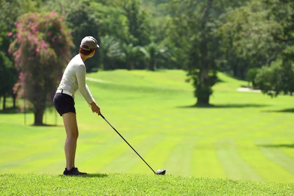 Mujer Asiática Jugando Golf Hermoso Campo Golf Natural — Foto de Stock