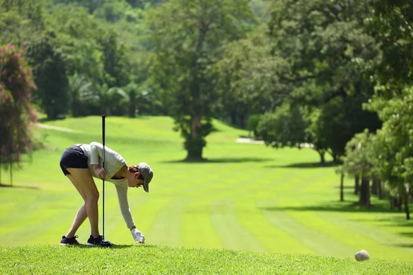 Mujer Asiática Jugando Golf Hermoso Campo Golf Natural — Foto de Stock