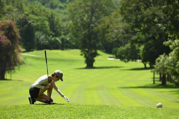 Mujer Asiática Jugando Golf Hermoso Campo Golf Natural —  Fotos de Stock