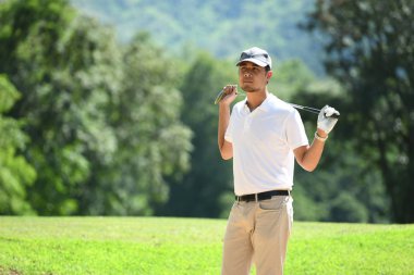 Asya yakışıklı genç golf golf kulübü ile portresi